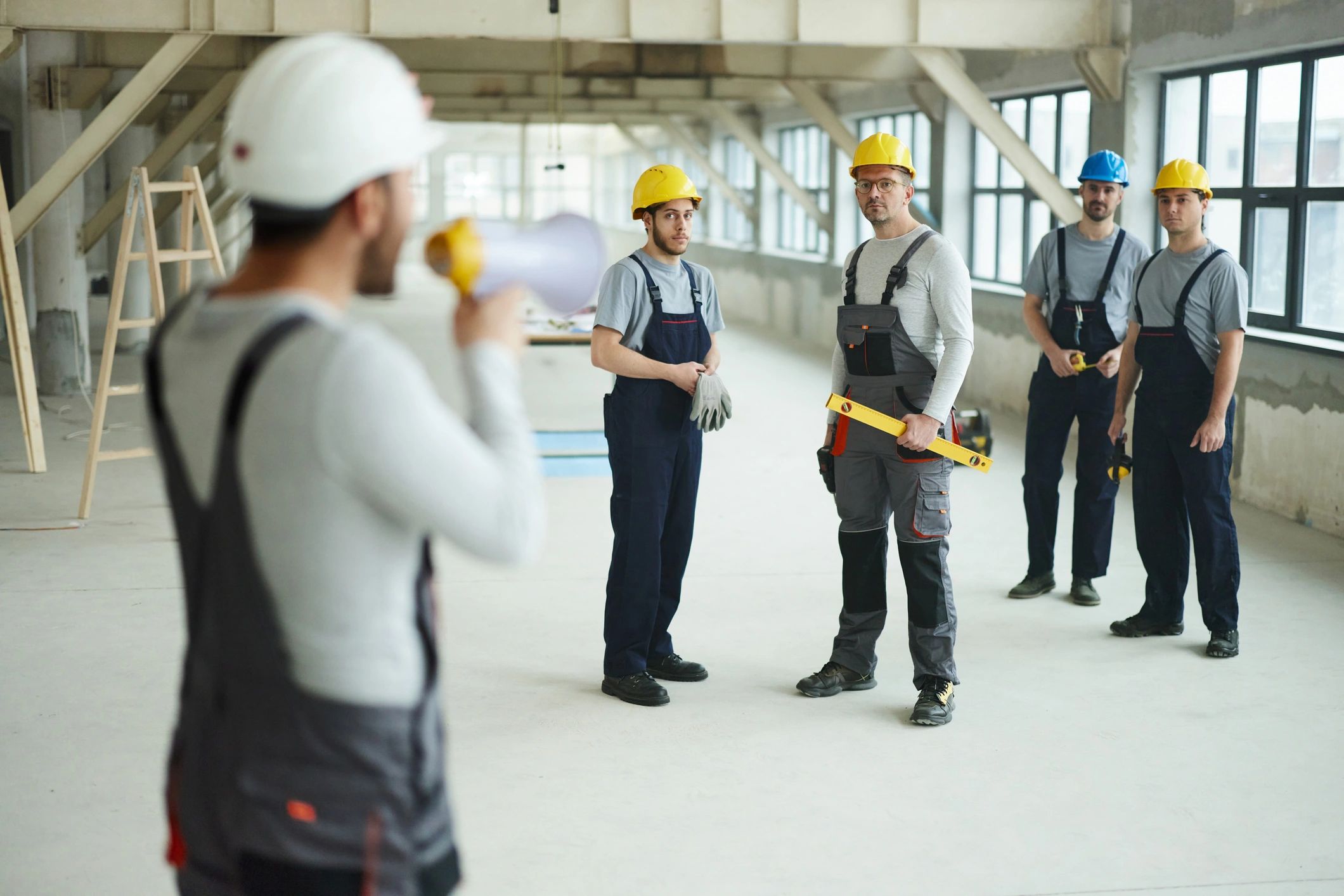 On-site team briefing during interior fit-out execution